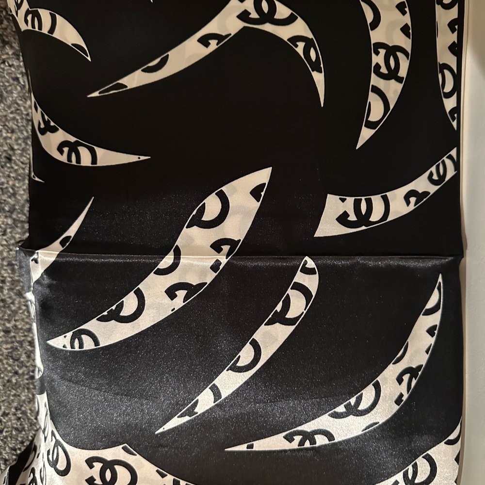 NWT: OC Scarf 🧣